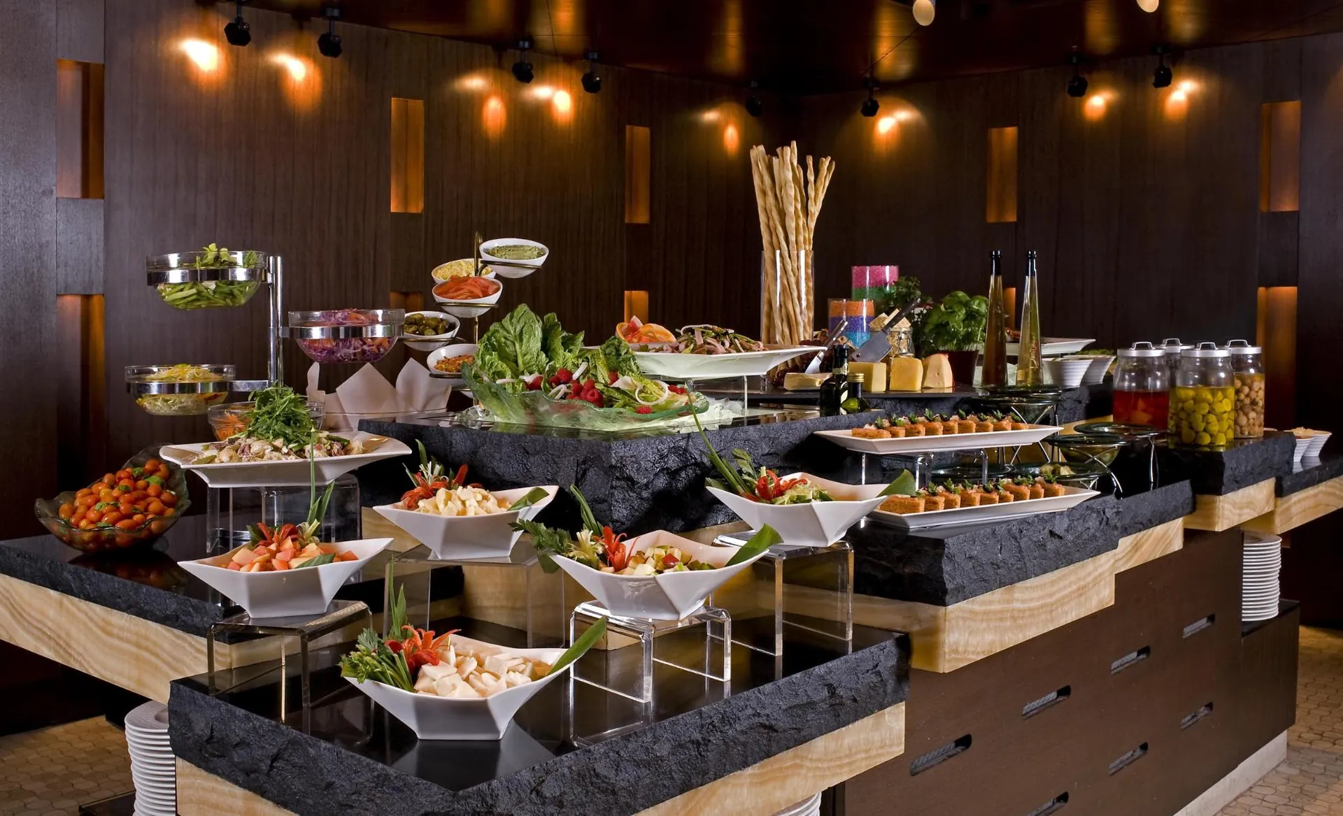 Rijk gevuld buffet in een hotelrestaurant