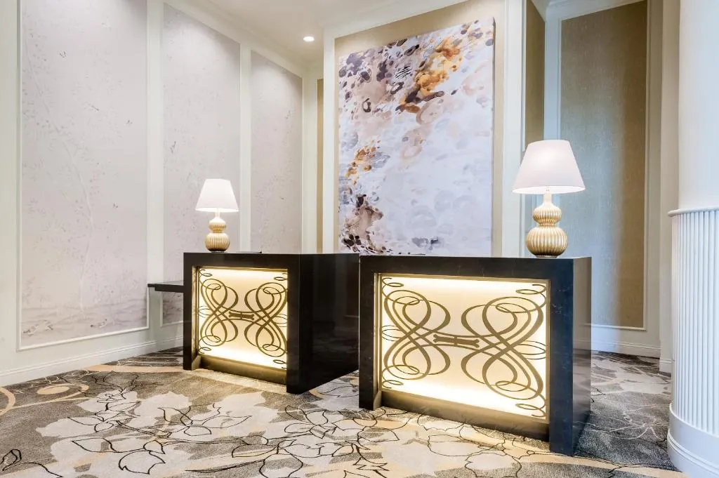 Lichte lobby met receptiebalie
